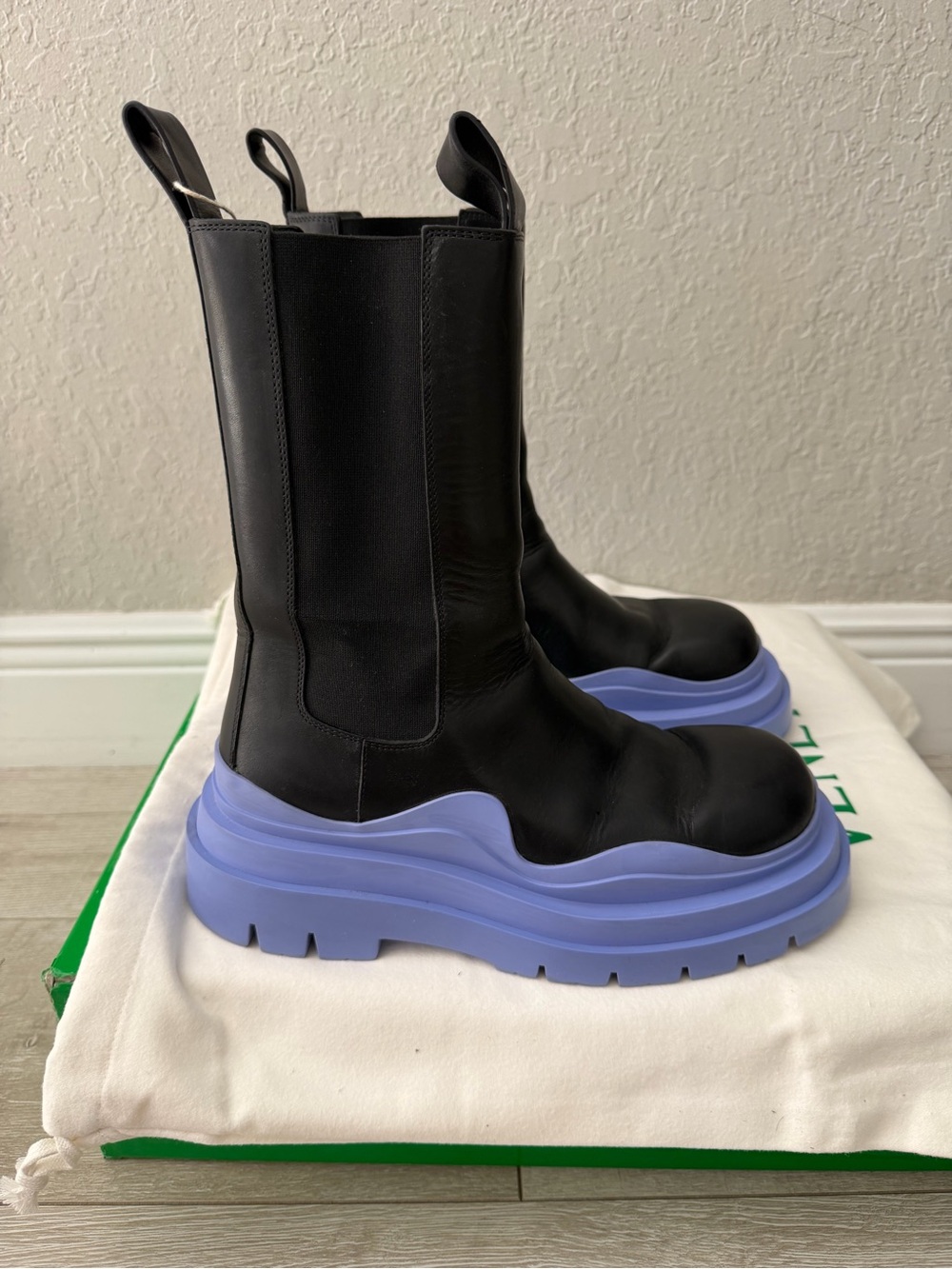 Women 39 Bottega Veneta Black Leather the tire chelsea Boots with Lavender sole